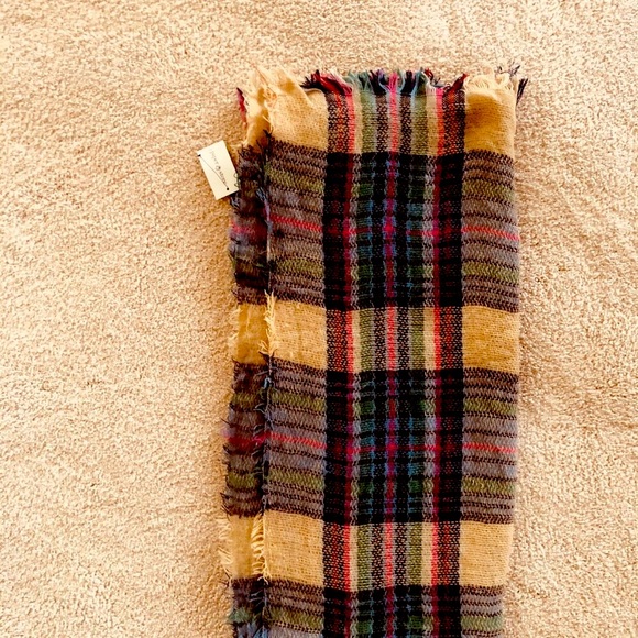 New- Paper store wrap /scarf extra large - Picture 2 of 4